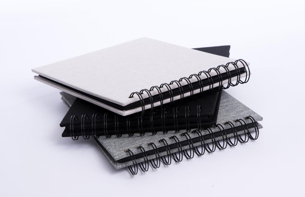 Base Line Platno Wire-O Crno 23x17 cm (40 Crne Stranice / 20 listova)