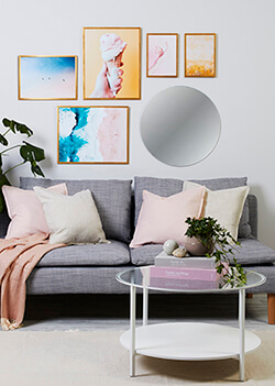 Elegantna galerija sa zlatnim okvirima u raznim veličinama, uključujući A4